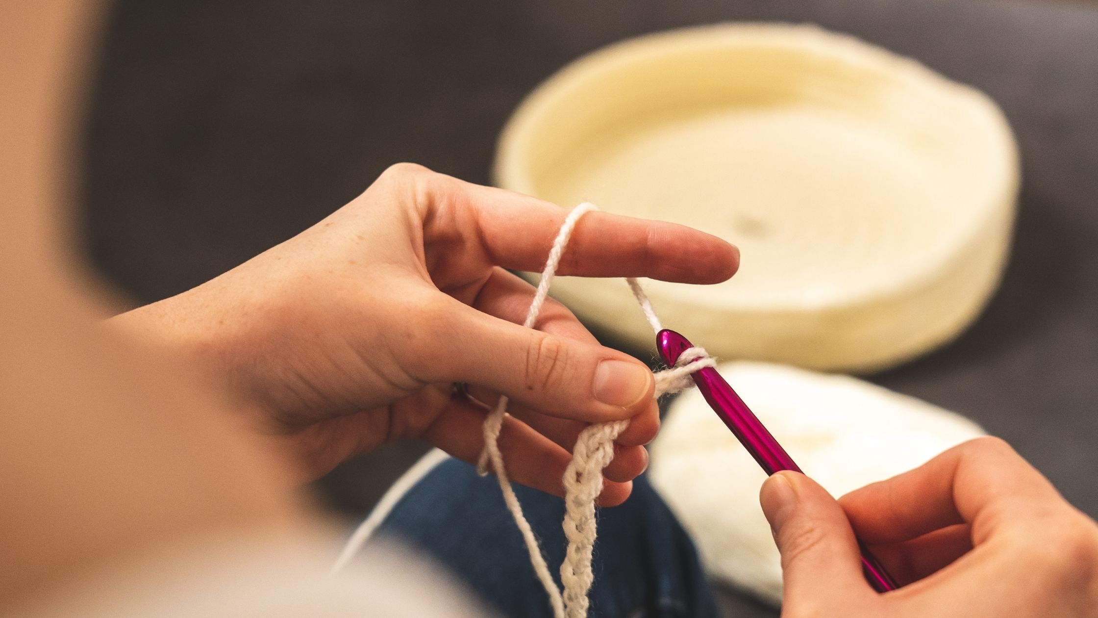 manos tejiendo a crochet